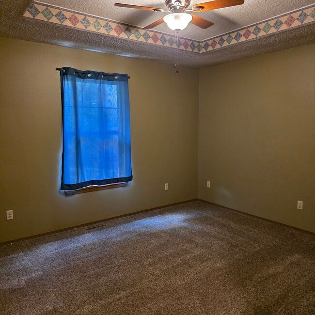 Building Photo - Great 3 bed 2 bath with a 2 car garage