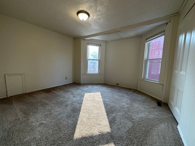 Building Photo - Stunning One Bedroom in Oakland! Second Floor Unit, Ample Natural Light & More!! Call Today!