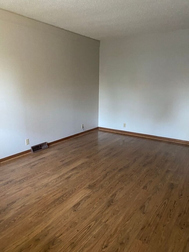 Building Photo - Spacious Duplex in Great Location