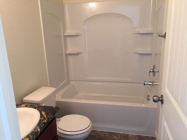 Building Photo - 4 BEDROOM, 3.5 BATHROOM, SADDLE RIDGE TWIN...