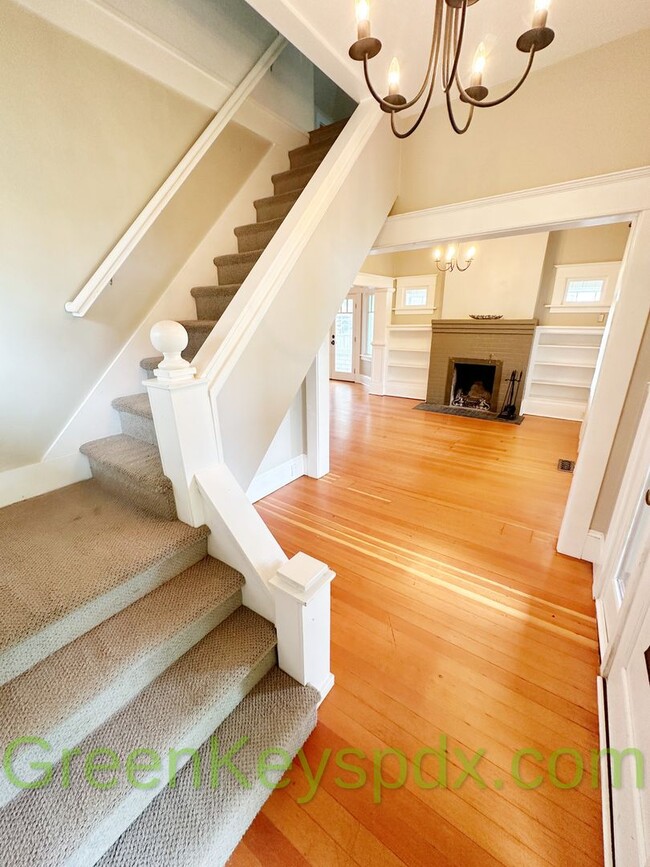 Building Photo - 3-bedroom, 2.5-bathroom Craftsman house in...