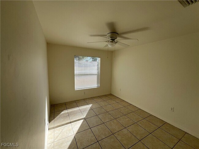 Building Photo - 601 SE 5th St