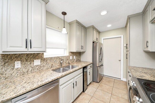 Building Photo - 1104 N Heron Dr