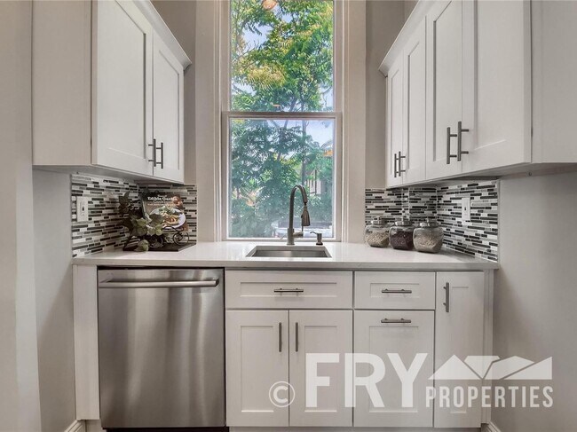 Building Photo - Fully remodeled 2  bed + office, main floo...
