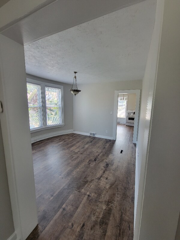 Building Photo - 701 W 8th St