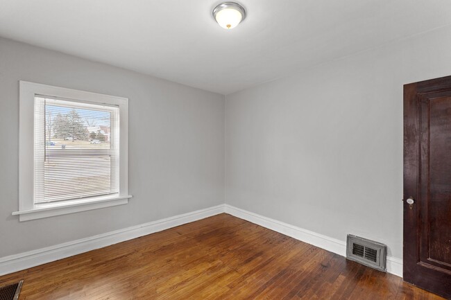 Building Photo - Jump on this Deal! 2 bedroom 1 bath Near N...