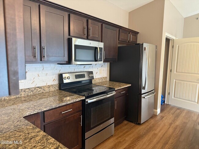 Building Photo - 48 Bavarian Wy