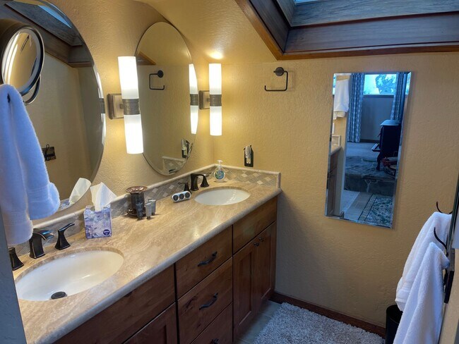 Building Photo - Beautiful furnished house in Stateline available now!