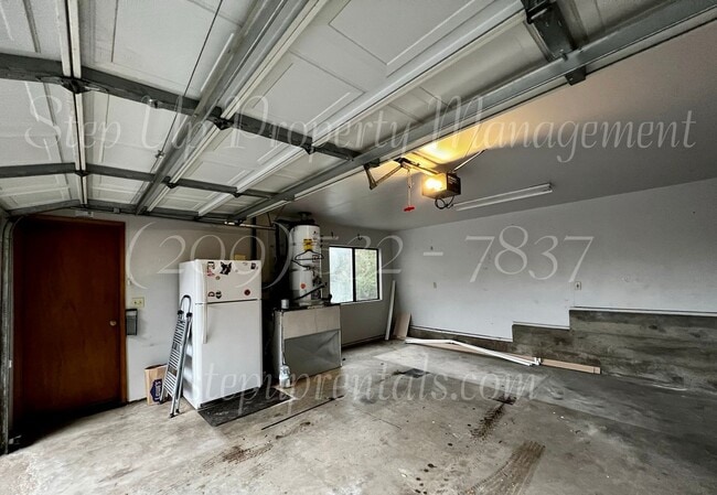 Building Photo - Spacious 3 Bedroom, 2.5 Bath Home in Myers Hill!