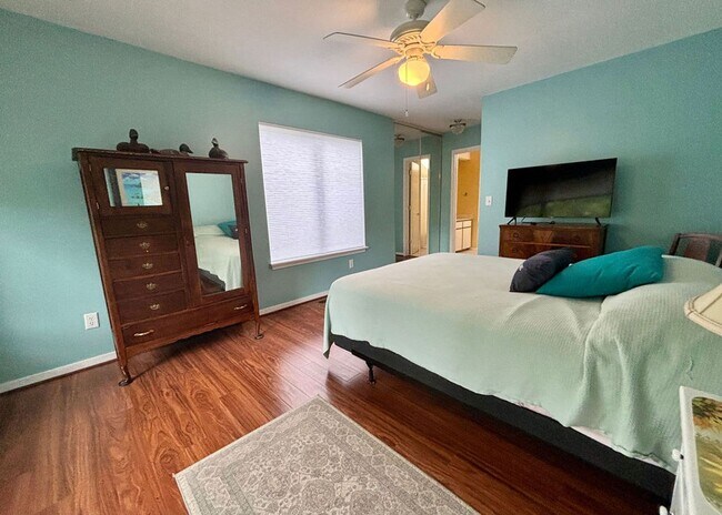 Building Photo - Available 8/1. Beautiful FURNISHED End-Unit Townhome in Central Mt Pleasant!
