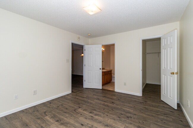 Building Photo - 385 Hawthorne Oaks Way