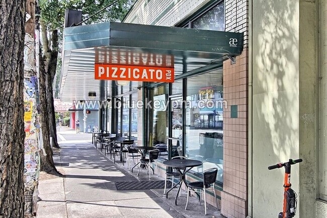 Building Photo - 2 Bed, 1 Bath Unit in Laurelhurst Plex