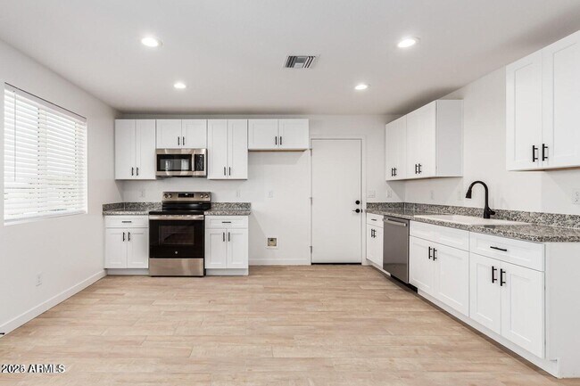 Building Photo - 511 S 98th Way