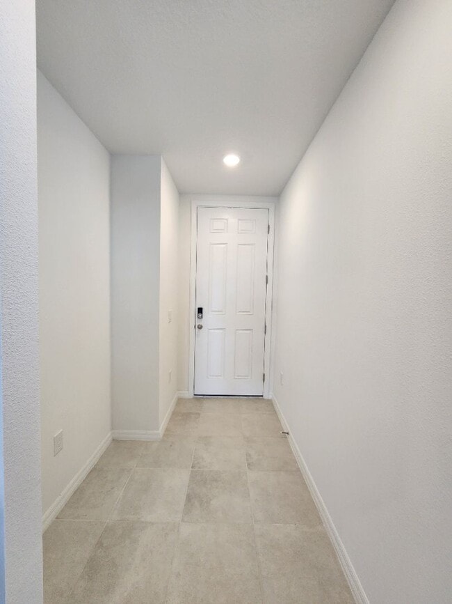 Building Photo - LIKE NEW!!! 4-Bedroom, 2-Bathroom in Villamar/Winter Haven