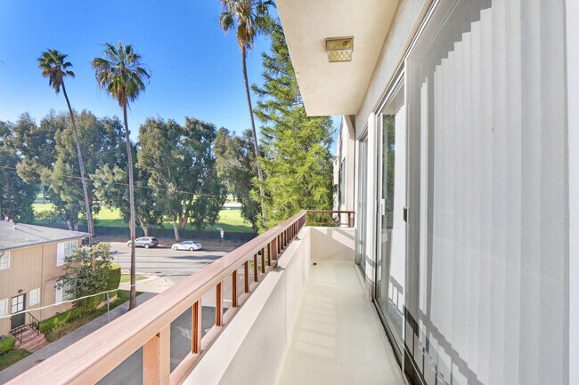 Building Photo - 12258 Montana Ave