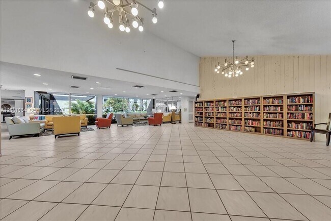 Building Photo - 2240 N Cypress Bend Dr