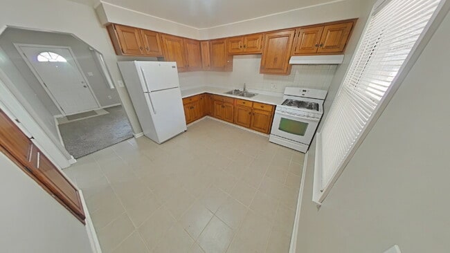 Building Photo - "Charming 3-Bedroom Home in Roseville - Cozy Living with 924 Sq Ft of Comfort!"