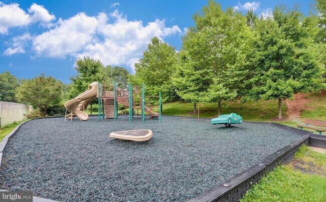 Building Photo - 80 Sayre Dr