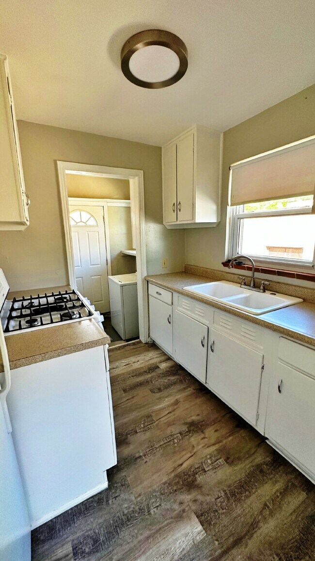 Building Photo - Lovely Mid Century 2 Bed 1 Bath Courtyard Row Home in the Heart of Denver!