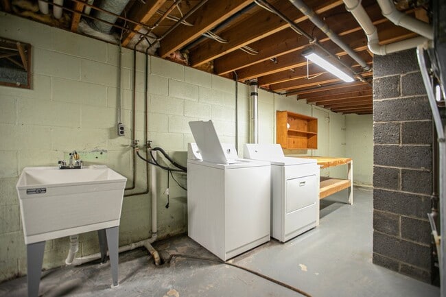 Building Photo - 2 bed, 1 bath –1270 SF – Nice Ranch Single...
