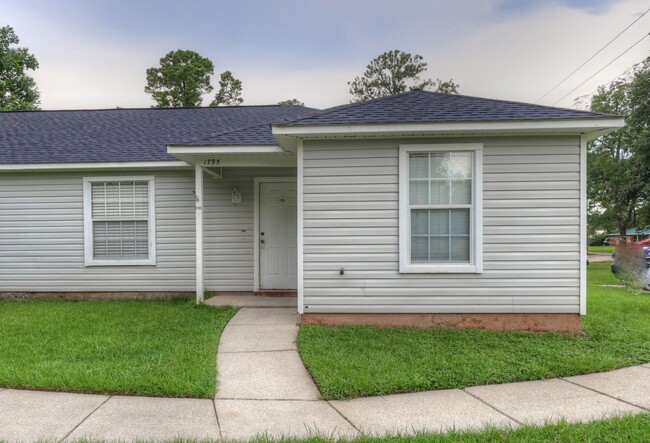 Primary Photo - 2bd/2ba Duplex available now