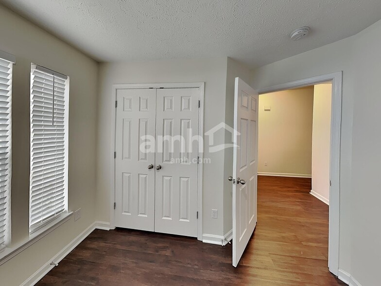 Building Photo - 419 Creekside Ln