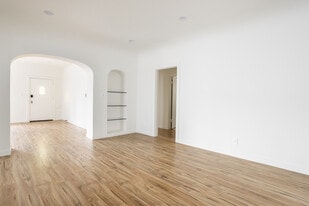 Building Photo - 740 S Stanley Ave