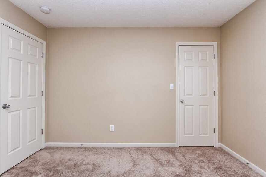 Building Photo - 15281 Ten Point Dr