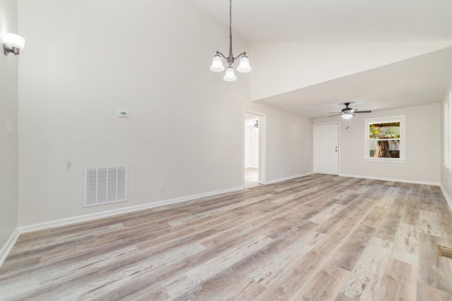 Building Photo - 211 Putnam St