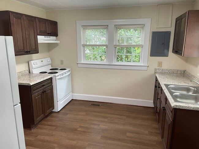 Building Photo - 504 Pearces Rd