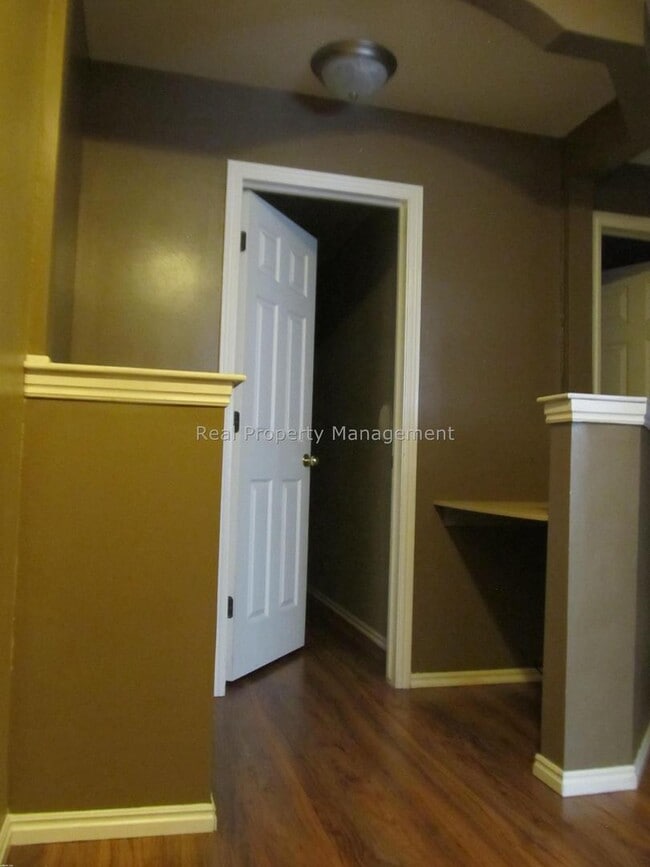 Building Photo - 2 br with bonus room!  beautiful townhouse end unit, available in April! Pet Friendly..
