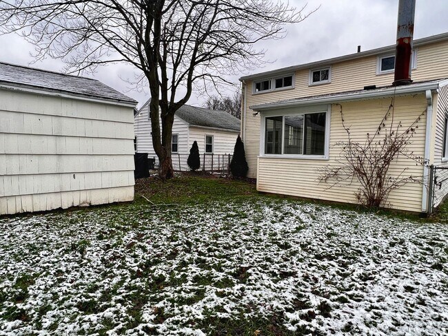 Building Photo - Charming Updated Cape Cod with several amenities!