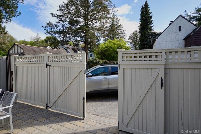 Building Photo - 4 Glenwolde Park