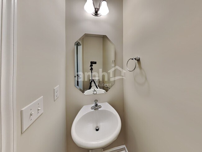 Building Photo - 1056 Joselynn Drive