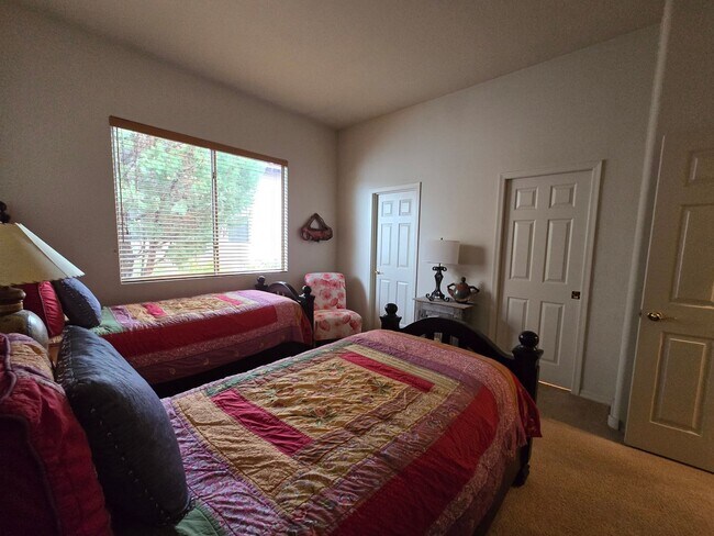 Building Photo - 170 Colinas