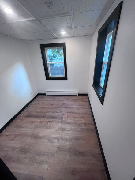 Building Photo - 69 Mead St