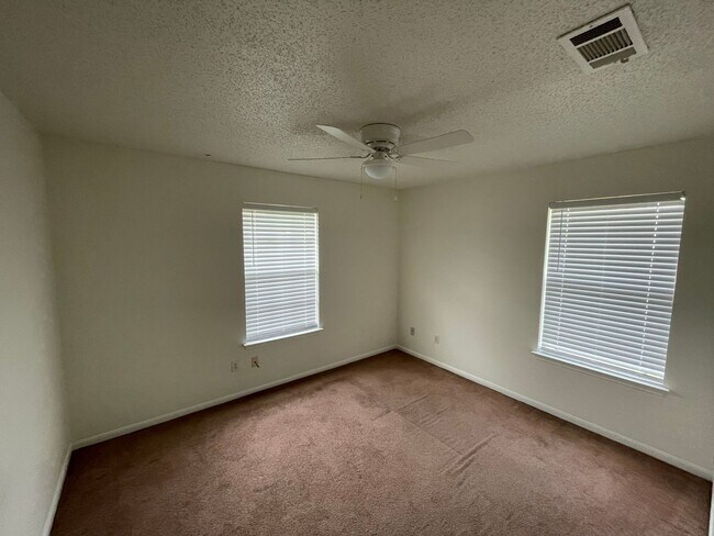 Building Photo - 511 Veterans Ave