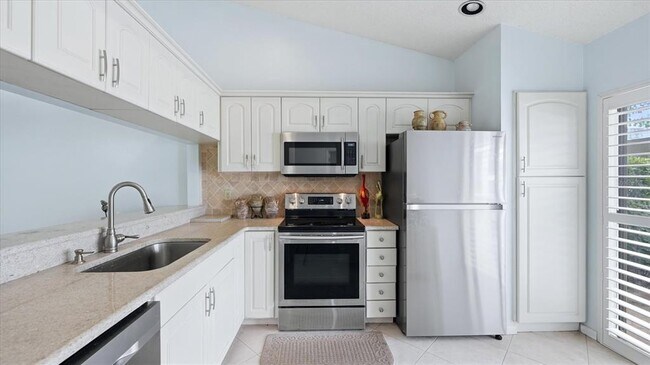 Building Photo - 5350 Myrtle Wood