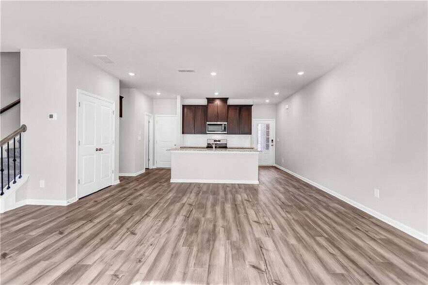 Building Photo - 1575 Villageside Ct