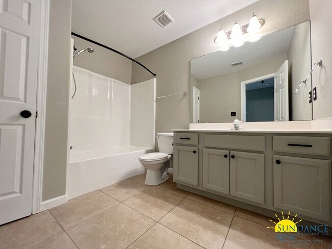 Building Photo - Beautiful townhome in the heart of Niceville!