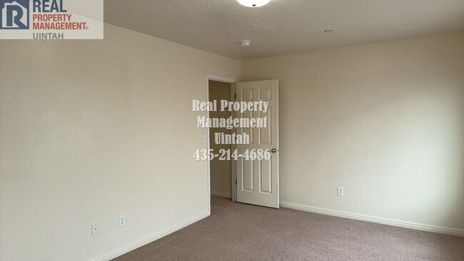 Building Photo - 2-bedroom, 2-bathroom Townhouse in SkyPark 1