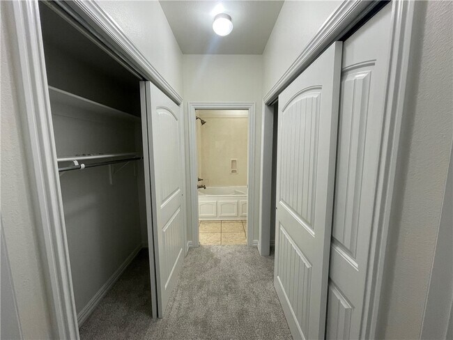 Building Photo - 2814 Vly W Ct