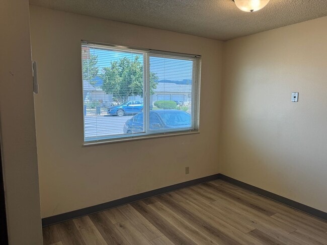 Building Photo - Lovely 2-bedroom/1-bathroom duplex with garage!