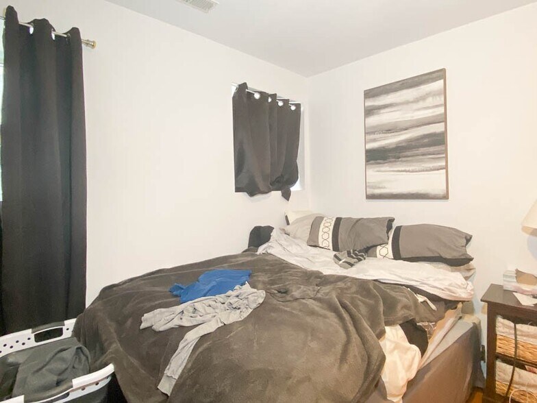 Building Photo - 922 W Addison St