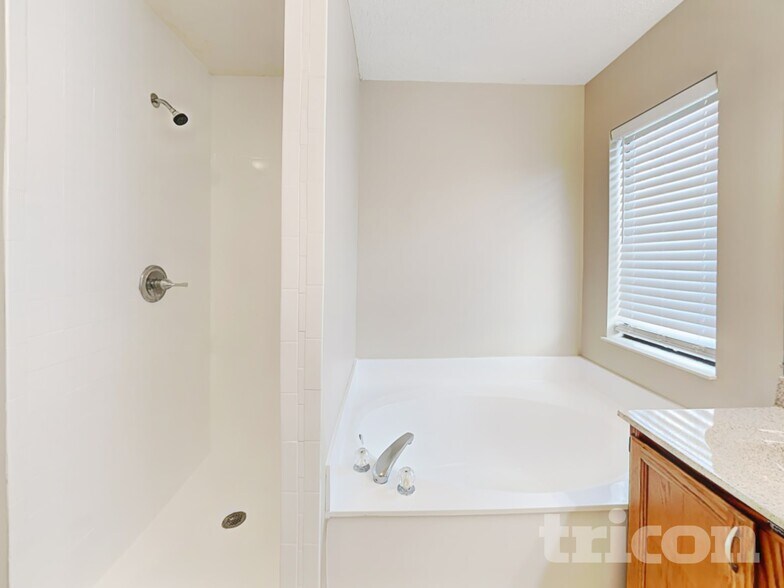 Building Photo - 7943 Longshadow Ct