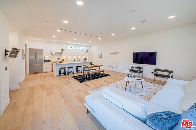 Building Photo - 6142 1/2 Lexington Ave