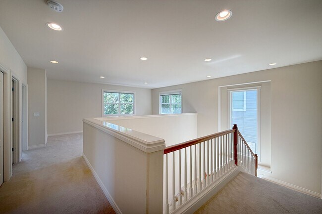 Building Photo - 3Bd/2.5Ba Redmond Home