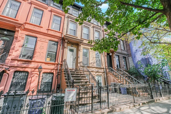 Building Photo - 479 Putnam Ave