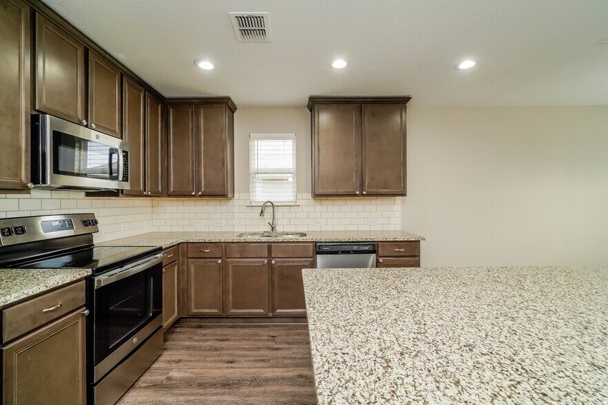 Building Photo - 123 Fabarm Ln