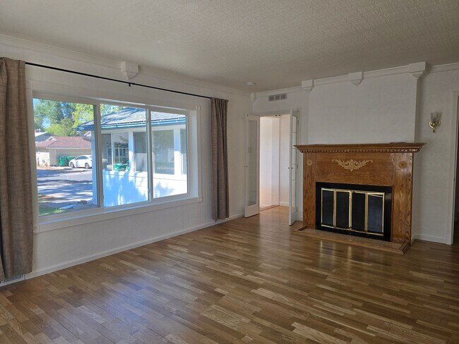 Building Photo - 652 Arbutus St